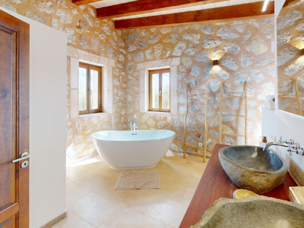 uWdnLwPNh4s-Bathroom